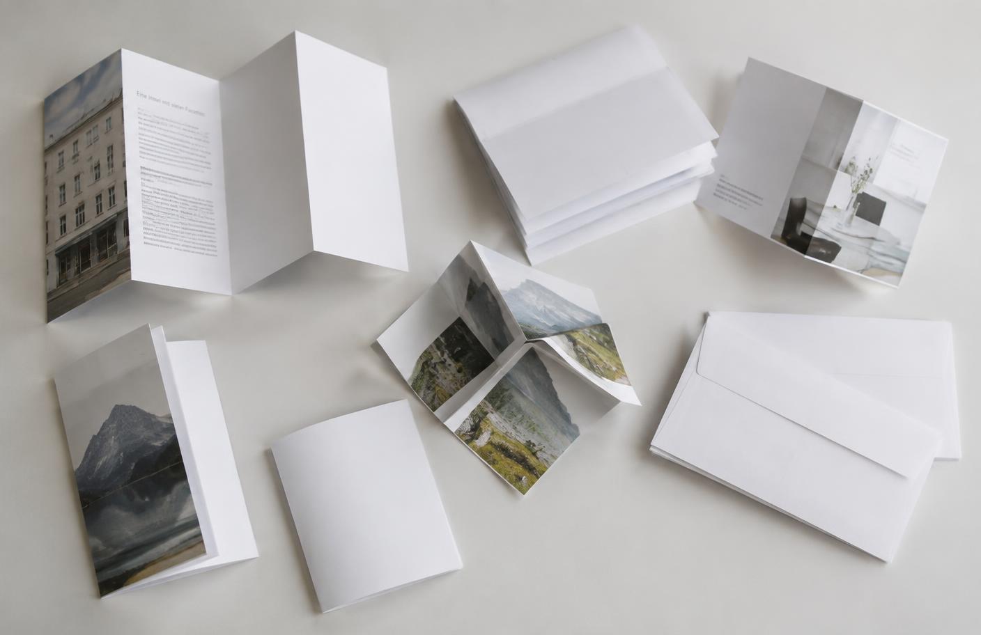 Gefalzte Druckprodukte: Zickzackfalz, Kreuzbruch, Wickelfalz und Mailings auf hellem Untergrund